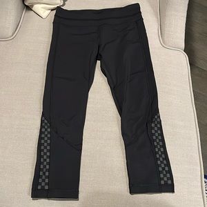 Like new black Lululemon capris with reflective detail size 6